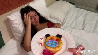 En överraskning för en flicka för en födelsedag – en tårta, Champagne Och en hård kuk!