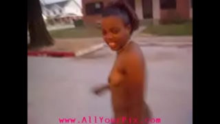 Allyourpix.com – Cô gái da đen khỏa thân đi bộ trên đường phố