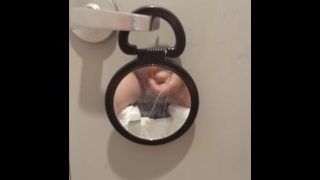 Amador Solo se masturbando quase pego em um banheiro público