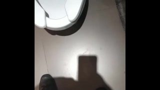 Incroyable branlette extrême dans les toilettes publiques du centre commercial avec éjaculation chaude