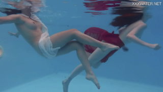 Anastasia Ocean og Marfa er nøgne under vandet