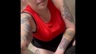 BBW Milf Pees na verejnej toalete