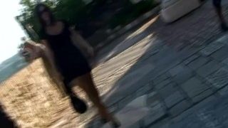 BDSM Model Alex Zothberg loopt door een Zuid-Franse stad en laat haar perfecte benen zien