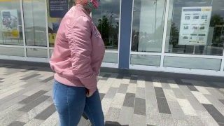 Beim Einkaufen In Der Shopping Mall App Gesteurtes Toy In Der Muschi
