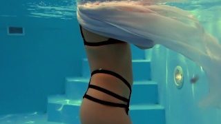 Store bryster Anastasia Ocean Svømning nøgen under vandet