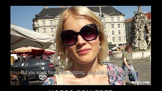 Blond czeska ekshibicjonistka podskakuje swoim idealnym tyłkiem na dużym kutasie