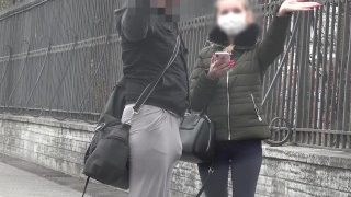 Wybrzuszenie penisa Flash podczas publicznego migania na ulicy