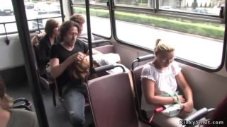 Hạt dẻ cô bé chết tiệt trong xe buýt công cộng