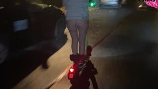 Klassisk skitt som kjører på en elektrisk scooter i gatene i Storbritannia med buksene nede!!