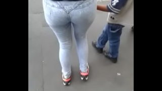 Culona En La Calle