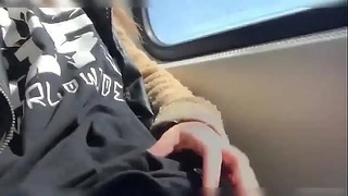 Cutie se masturbe dans le train public.