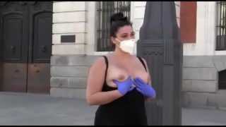 Desnuda Por La Calle