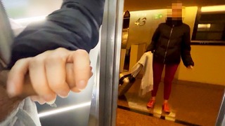 Pau Flash! Uma garota esportiva desconhecida do hotel me dá um boquete no elevador público