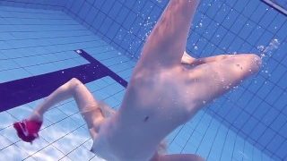 Elena Proklova laat zien hoe sexy je alleen kunt zijn in het zwembad
