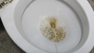 Esguichando No Banheiro Público