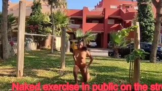 Faire de l'exercice nu dans la rue, les gens me voient mais je me masturbe avec un gode en public