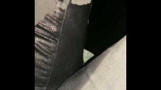 Dikke Bitch pist zichzelf in Grey Skinny jeans aan de kant van de weg
