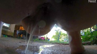 Une grosse fille fait pipi et pète dehors sur une caméra de sécurité de près avec une chatte poilue dégoulinante 2