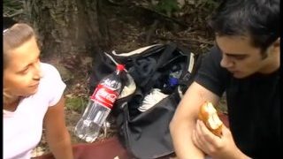 Femdom Fütternde Demütigung für Richie beim Picknick