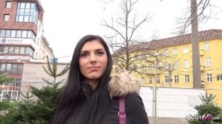 Cercetaș german – O adolescentă drăguță în vârstă de 20 de ani Kristall pick-up și fuck by real Street Casting