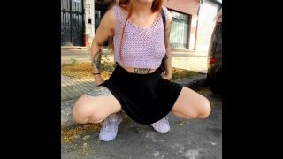 Dziewczyna sika w swoje seksowne spodenki na ulicy publicznej
