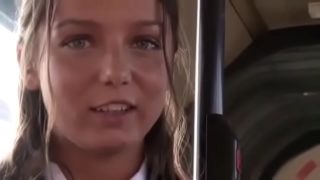 Dziewczyna rozebrana do naga w autobusie publicznym