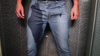 Guy fait pipi à l'intérieur de son jean et éjaculation à bout