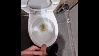 Man plassen in de openbare toiletten tijdens werktijd 4K