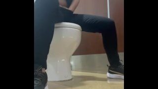Hentai Rondborstige Japanner Milf! Een beetje masturbatie in het toilet van het warenhuis