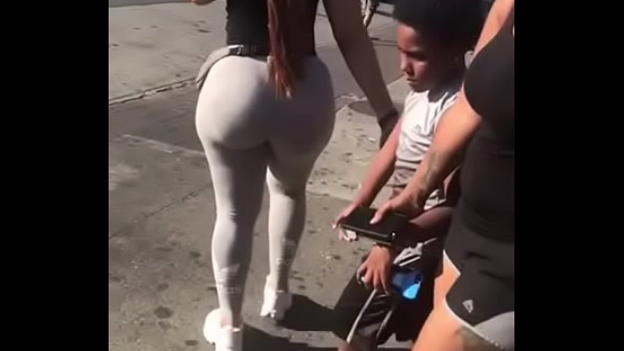 Hermosa Culona En La Calle La Grabo - FreePublicPorn.com