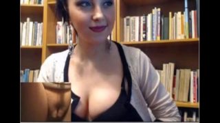 Heißes Mädchen zieht sich in der Bibliothek aus – Prettygirlscams.com