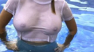 Het fru vit våt t-shirt bröst