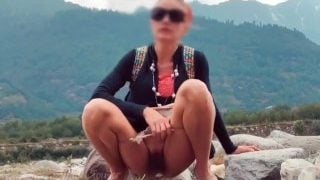 Eu peguei uma garota estranha quando ela mijou atrás de uma pedra à beira do rio – Tiktok.