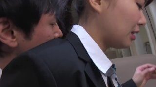 Die japanische Flugbegleiterin Haruka Miura fickt unzensiert mit einem Passagier im Flugzeug.