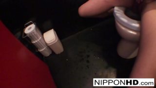 Modelul japonez se masturbează într-o toaletă publică