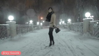 Jeny Smith geht nackt im Schneefall durch die Stadt