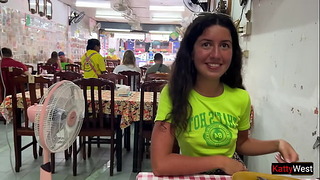 Katty West almuerza en un café asiático sin bragas y muestra su coño en público