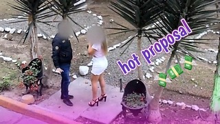 Garota latina concorda em foder um estranho por algum dinheiro pego na rua