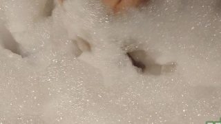 Onani i badkar, offentlig toalett Sex med vackra flickor stora bröst & perfekt kropp
