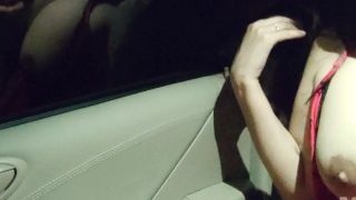 Masturbation dans un taxi public, femme excitée avec une belle fille aux gros seins - Viza Showgirl