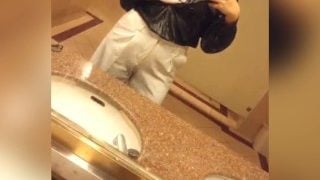 Masturbation dans les toilettes publiques, orgasme féminin avec une belle fille aux gros seins et un corps parfait