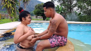 Me Pongo Duro Al Ver A La Mama De Mi Novia Semi Desnuda En La Piscina