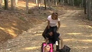 Melady dominerar Richie på vandringstur med ponnylek