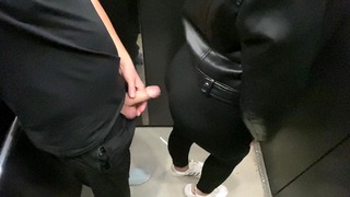 Она не заметила как я достал член в лифте и начал ее соблазнять ной в закistru