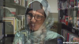 Mia Khalifa zdejmuje hidżab i ubrania w bibliotece Mk13825