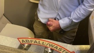 Mile High Club - Zakenman masturbeert in een vliegtuig naar Duitsland Romige cumshot