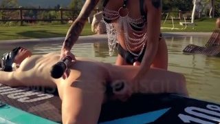 Elskerinde Priscilla dominerer sin slavepige med en dildo i svømmehallen