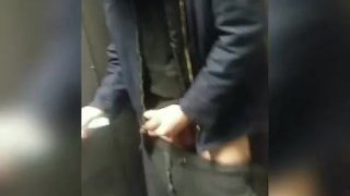 Min väns flickvän fångade mig när jag knackade i hotellets hiss