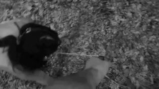 Naken underdanig tøs tatt på tur i bånd i skogen