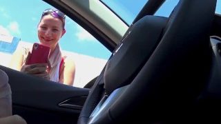 Niche Parade – Mostra un cazzo a questa ragazza per strada e lei scatta una foto
